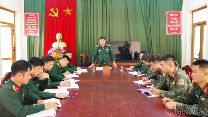 Thượng tá Nguyễn Hữu Năng - Phó Tham mưu trưởng Bộ CHQS tỉnh chủ trì hội nghị họp rút kinh nghiệm sau diễn tập.