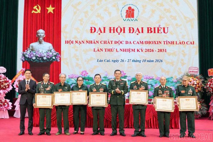 Trao tặng Kỷ niệm chương và Bằng khen cho các tập thể, cá nhân có nhiều đóng góp cho các phong trào và công tác hội.
