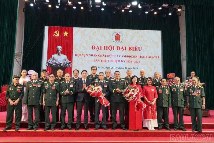 Ra mắt Ban Chấp hành khóa mới.