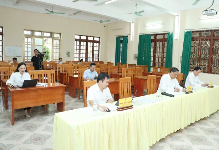Tổ sát hạch đặt câu hỏi đối với thí sinh.