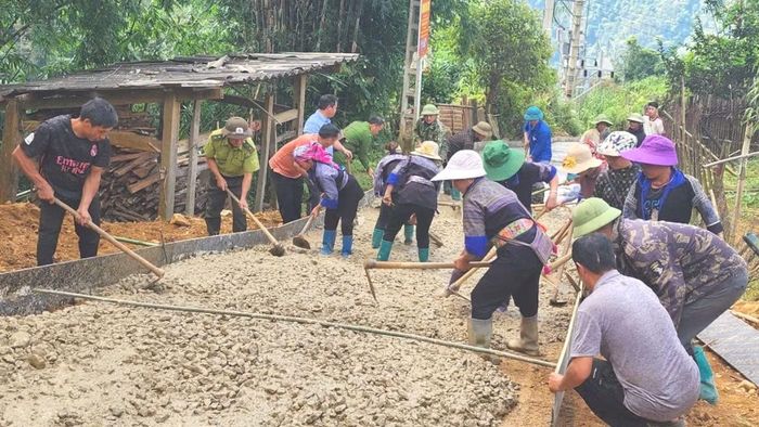 Cán bộ và Nhân dân thôn Pú Vá ra quân làm đường giao thông nông thôn.