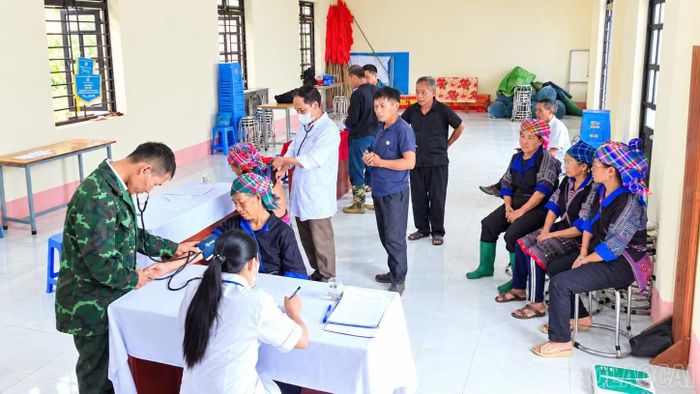 Nhân dân xã Chế Tạo được khám, chữa bệnh miễn phí từ các chính sách hỗ trợ của Nhà nước.