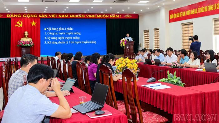 Quang cảnh buổi tập huấn tuyên truyền miệng của Đảng ủy UBND tỉnh.