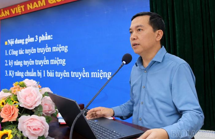 Đồng chí Nguyễn Đức Phương - Phó Trưởng Ban Xây dựng Đảng, Đảng ủy UBND tỉnh truyền đạt các nội dung tập huấn.
