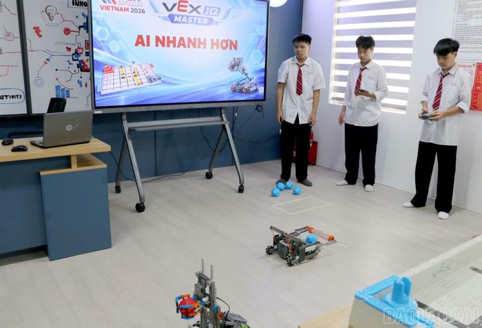 Trong giờ học STEM, học sinh trường THPT Nguyễn Huệ được thực hành lắp ráp, lập trình và điều khiển robot.