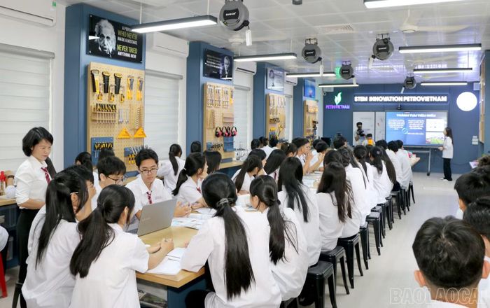 Học sinh trường THPT Nguyễn Huệ thuyết trình tại giờ học STEM.