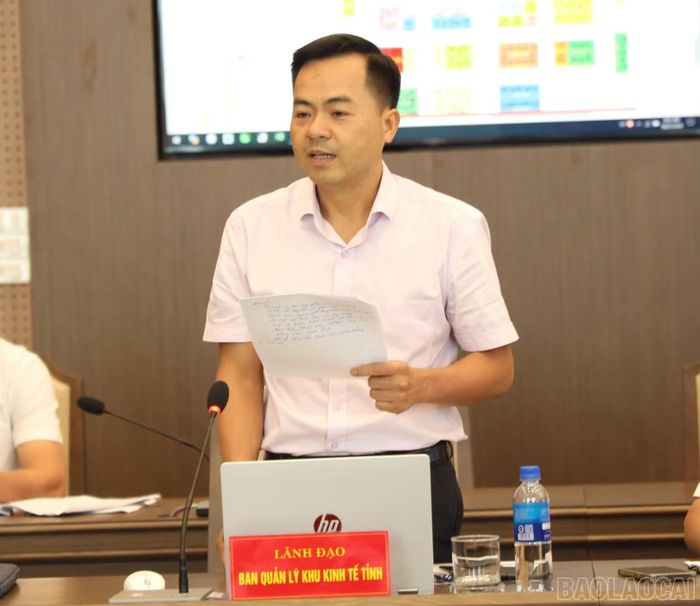 Lãnh đạo Ban chỉ huy Bộ đội biên phòng, các sở, ngành của tỉnh báo cáo phương án phối hợp tổ chức hội chợ.