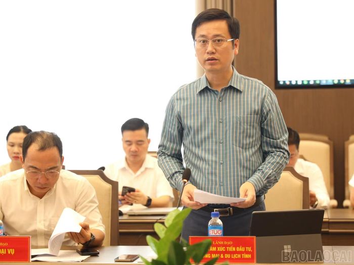 Lãnh đạo Trung tâm Xúc tiến Đầu tư, Thương mại và Du lịch tỉnh báo cáo tiến độ chuẩn bị.