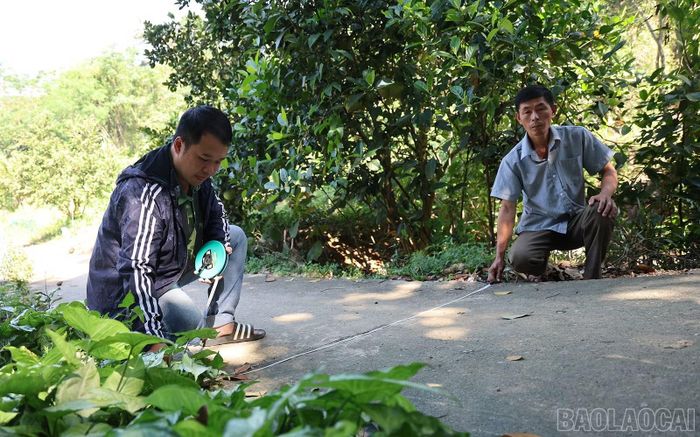 Cán bộ giải phóng mặt bằng thực hiện thống kê, đo đạc tại khu vực thôn Làng Múc, xã Thái Niên cũ.
