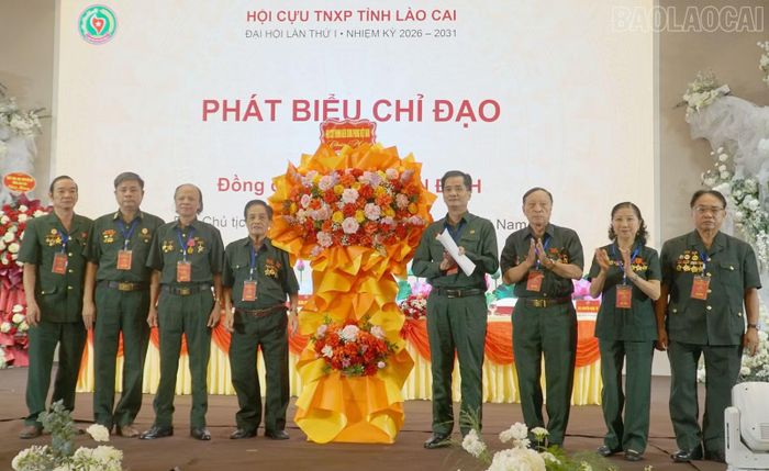 Đồng chí Nguyễn Văn Đính - Phó Chủ tịch Trung ương Hội Cựu thanh niên xung phong Việt Nam ﻿tặng hoa chúc mừng đại hội.