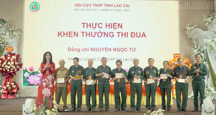 Các đồng chí được nhận Kỷ niệm chương của Trung ương Hội vì đã có thành tích xuất sắc đóng góp tích cực trong các phong trào và công tác hội.