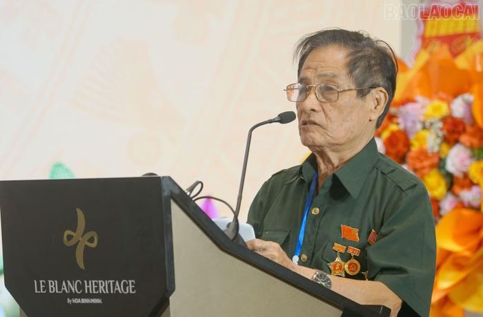 Đồng chí Nguyễn Văn Tỉnh - Chủ tịch Hội Cựu thanh niên xung phong tỉnh nhiệm kỳ 2021 - 2026 báo cáo tại đại hội.