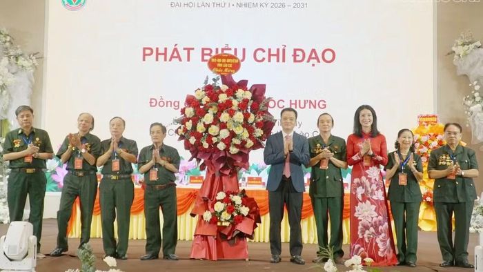 Thay mặt Tỉnh ủy, HĐND, UBND, Ủy ban MTTQ Việt Nam tỉnh, đồng chí Giàng Quốc Hưng - Phó Chủ tịch UBND tỉnh tặng hoa chúc mừng đại hội.