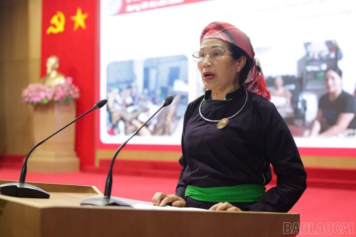 Bà Lương Thị Tuyền - Bí thư Chi bộ và là người có uy tín tại Tổ dân phố số 29, phường Cam Đường phát biểu tham luận tại hội nghị với nội dung: Vận động người có uy tín tham gia phát triển kinh tế, giảm nghèo và xây dựng nông thôn mới.