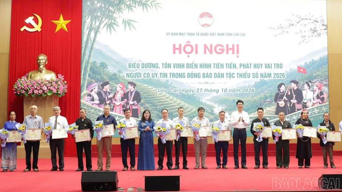 Lãnh đạo tỉnh tặng Bằng khen cho người có uy tín có thành tích xuất sắc trong thực hiện các phong trào thi đua yêu nước và xây dựng khối đại đoàn kết toàn dân tộc tỉnh Lào Cai.