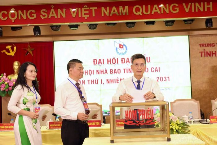 Đoàn Chủ tịch bỏ phiếu bầu Ban Chấp hành Hội Nhà báo tỉnh khóa I.
