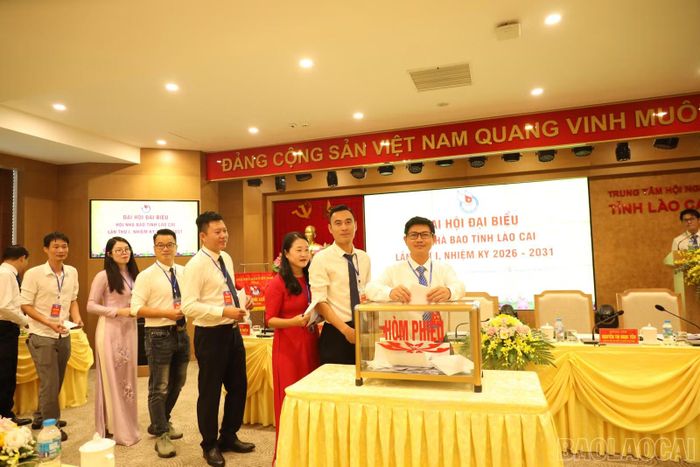 Các đại biểu bỏ phiếu bầu Ban Chấp hành Hội Nhà báo tỉnh khóa I.