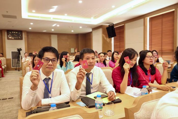 Các đại biểu biểu quyết thông qua số lượng Ủy viên Ban Chấp hành khóa I.