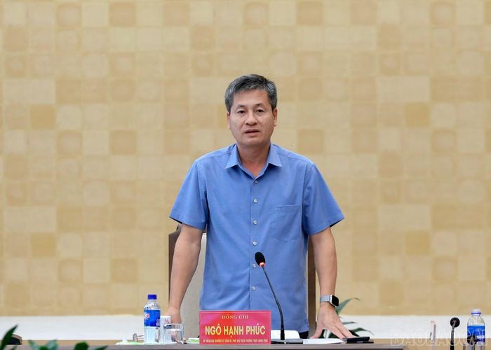 Phó Chủ tịch Thường trực UBND tỉnh Ngô Hạnh Phúc điều hành phần thảo luận.