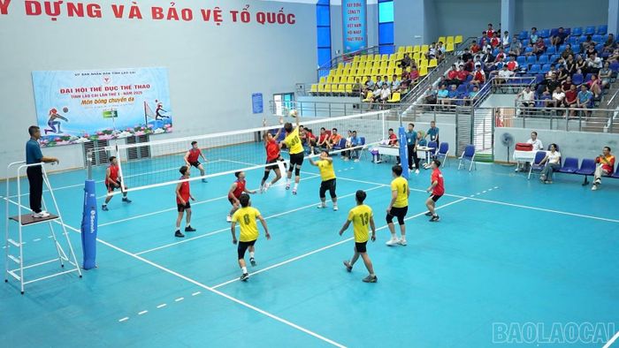 Trận đấu giữa Cụm phường Yên Bái và Cụm xã Văn Chấn diễn ra sôi nổi, với những pha bóng hấp dẫn.