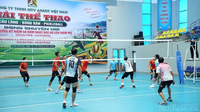 Trận đấu mở màn giữa Cụm xã Lục Yên và Bộ Chỉ huy Quân sự tỉnh.