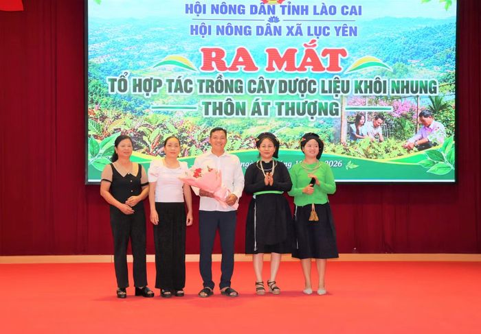 Lãnh đạo Hội Nông dân xã Lục Yên tặng hoa chúc mừng Tổ hợp tác trồng cây dược liệu Khôi nhung thôn Át Thượng.