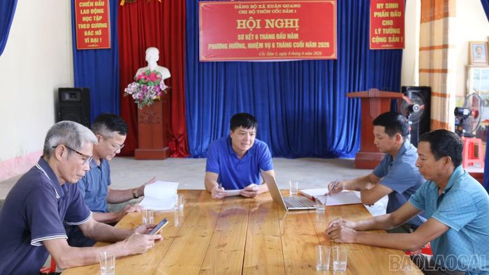 Tổ công nghệ số cộng đồng thôn Phong Niên với phần lớn thành viên là đảng viên, họp bàn, triển khai nhiệm vụ.