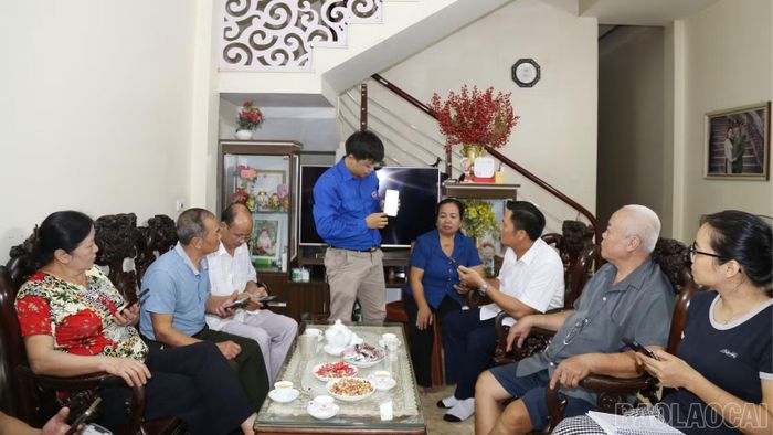 Đảng viên xã Cốc San tuyên truyền, hướng dẫn người dân sử dụng các ứng dụng số thiết yếu.