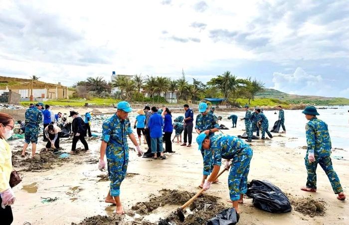 Đoàn Thanh niên cùng các lực lượng phường Mũi Né thu gom rác, làm sạch bờ biển Mũi Né