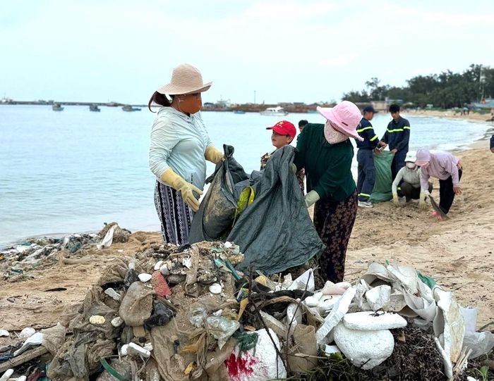Người dân chung tay thu gom rác làm sạch bãi biển