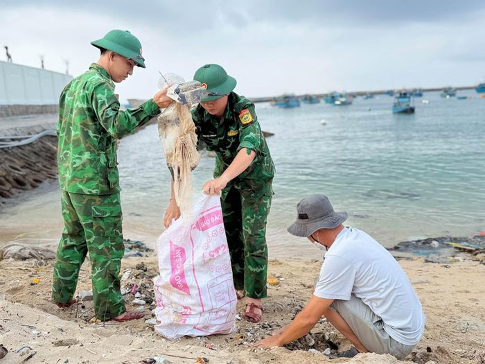 Thanh niên Biên phòng và người dân chung tay thu gom rác làm sạch bãi biển