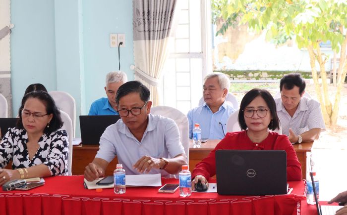 Bà Tâm (hàng đầu bên phải) dự họp giao ban với bí thư các chi đảng bộ xã Nam Thành