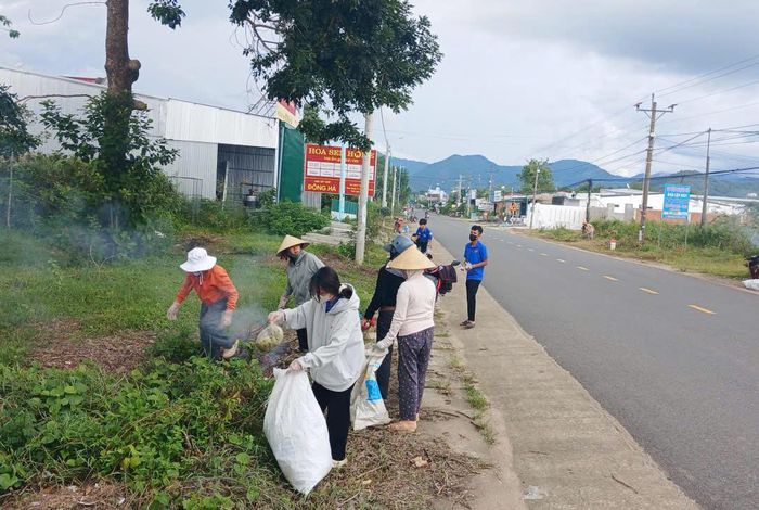 Người dân thôn 3 dọn vệ sinh môi trường