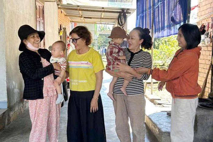 Bà Tâm (ngoài cùng bên phải) trò chuyện với người dân về việc khám sức khỏe