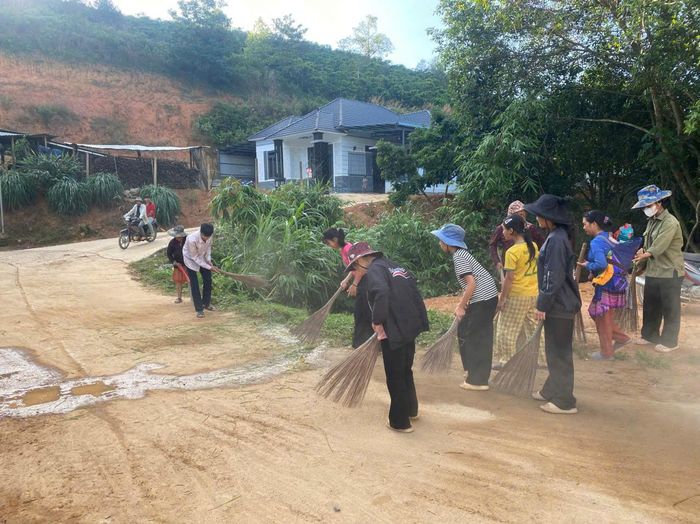 Phụ nữ thôn Bắc Nguyên giữ gìn vệ sinh môi trường.