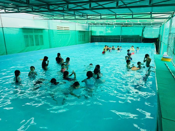 Hồ bơi di động lắp đặt ngay trong khuôn viên Trường Tiểu học Xuân An