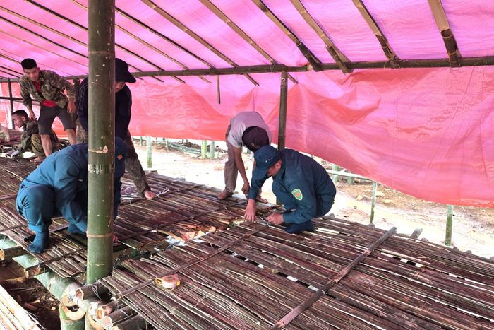 Lực lượng Dân quân thường trực xã Quảng Sơn hỗ trợ các hộ dân dựng lán trại