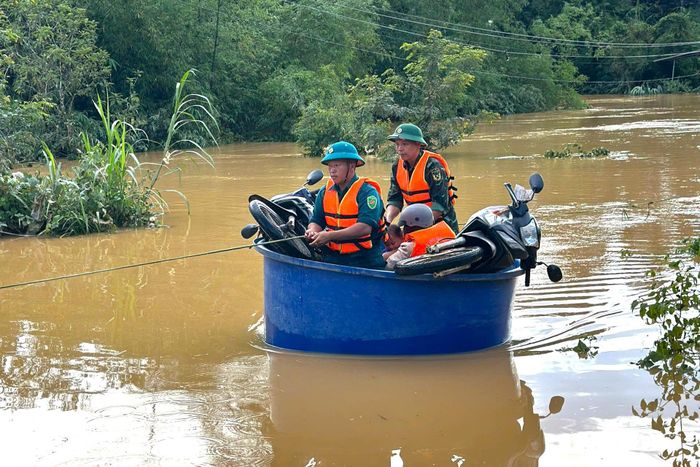 Khi hiểm nguy xảy đến, lực lượng quân sự cơ sở luôn nỗ lực có mặt kịp thời, giúp người dân vượt qua khó khăn, hạn chế thấp nhất thiệt hại
