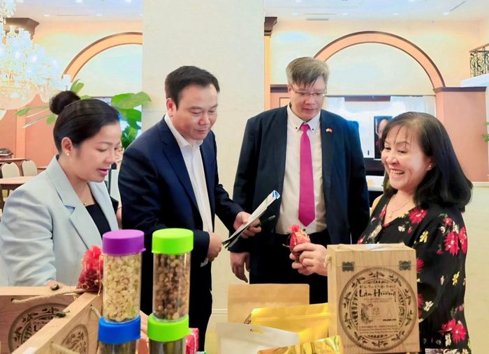 TS Trần Hải Linh (thứ hai từ phải sang) cùng các doanh nhân đến từ Hàn Quốc tham quan, trải nghiệm đặc sản Lâm Đồng