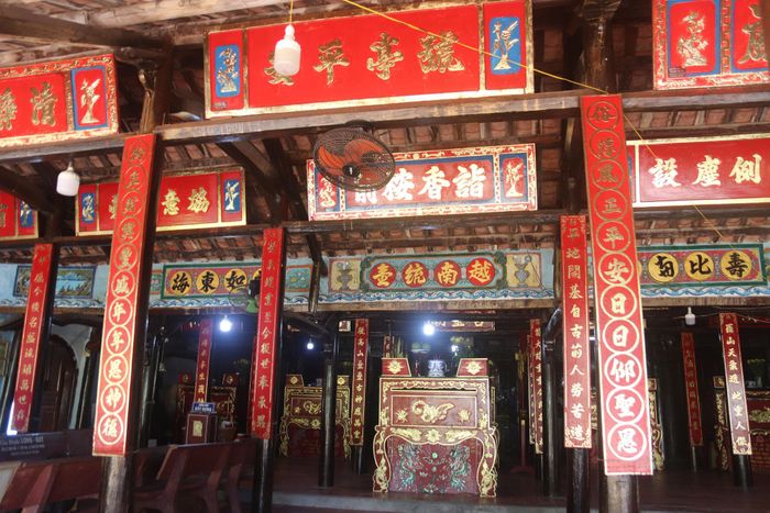 Đình làng Bình An còn lưu giữ nhiều hiện vật quý như: khám thờ, hương án, hoành phi, câu đối
