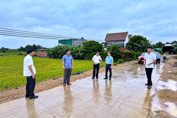 Lãnh đạo xã Nam Dong thường xuyên kiểm tra thực địa, nắm bắt tình hình và đưa ra các giải pháp khai thác tiềm năng, thế mạnh