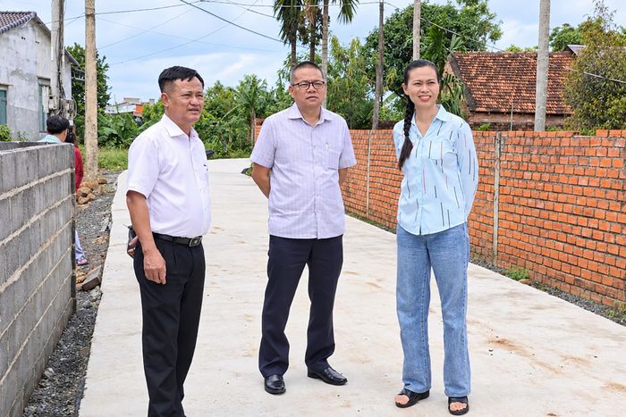 Chủ tịch UBND xã Nam Dong Bùi Công Cường (ngoài cùng bên trái) thường xuyên kiểm tra thực tế tại các địa bàn