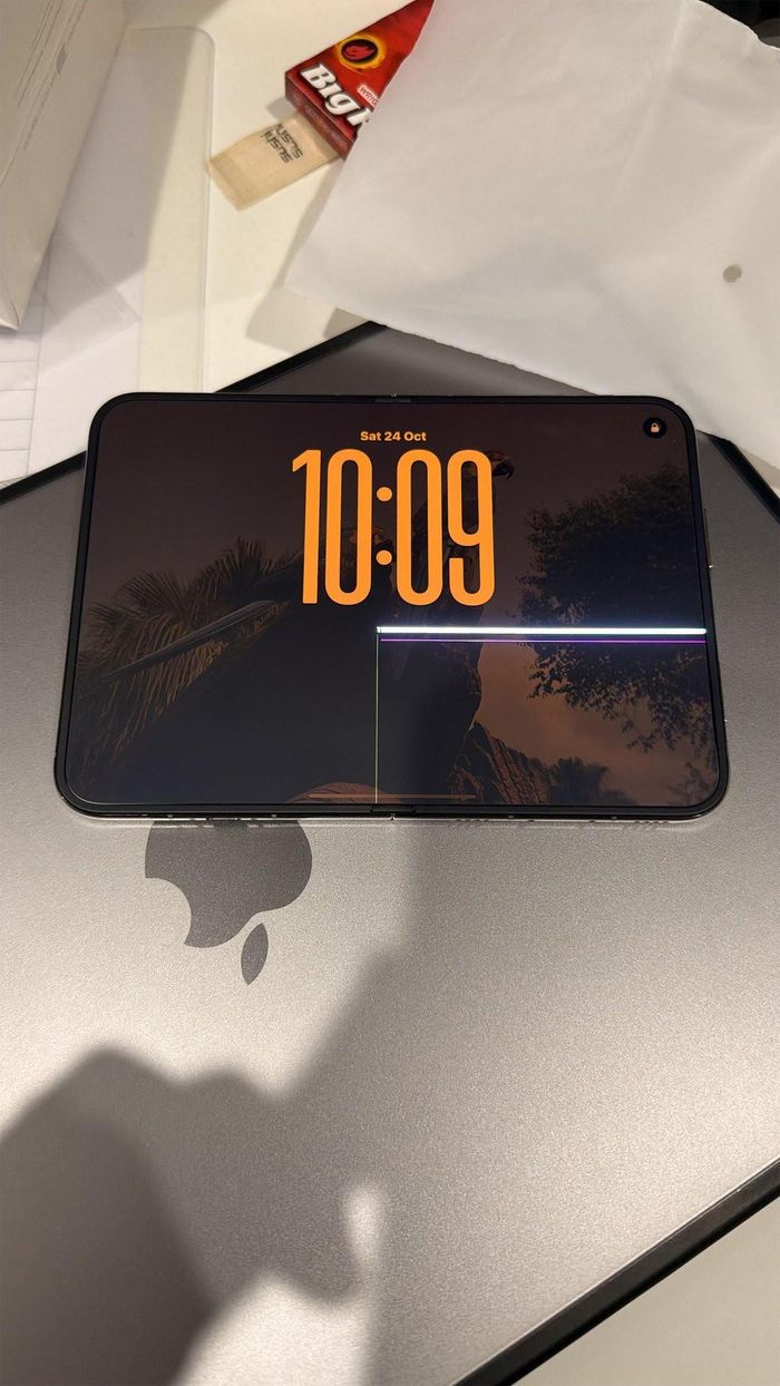Hình ảnh chiếc iPhone Duo bị lỗi màn hình được người dùng đăng trên Reddit. Ảnh: Reddit/PhoneArena