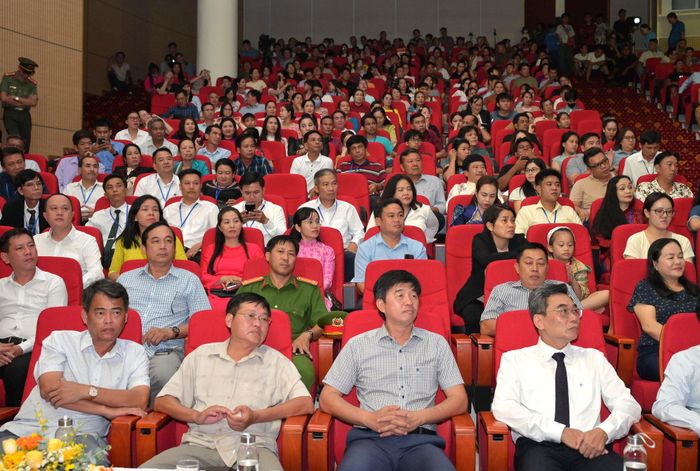 Đông đảo khán giả đến xem khai mạc và các tiết mục đầu tiên của cuộc thi