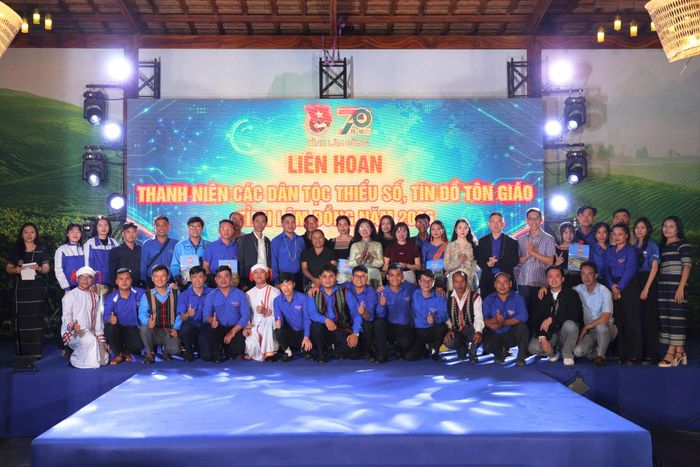 Các cụm thi đua chụp ảnh lưu niệm tại liên hoan