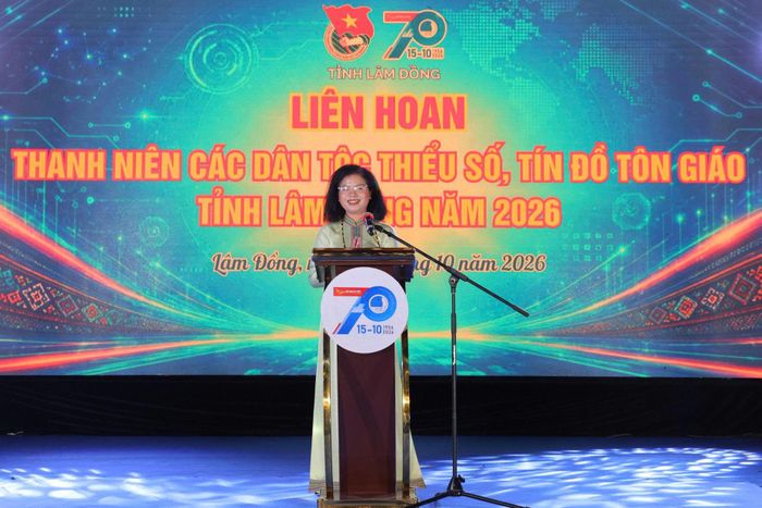 Chị H’ Hồng, Phó Bí thư Tỉnh đoàn, Chủ tịch Hội LHTN Việt Nam tỉnh Lâm Đồng phát biểu tại liên hoan