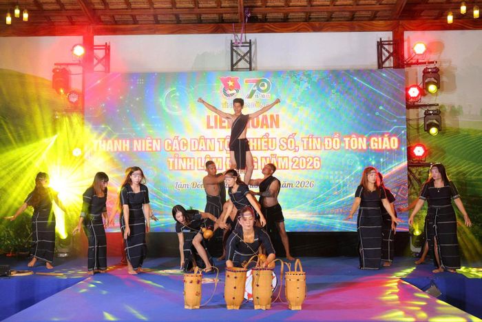 Các tiết mục văn nghệ mang đậm bản sắc văn hóa dân tộc