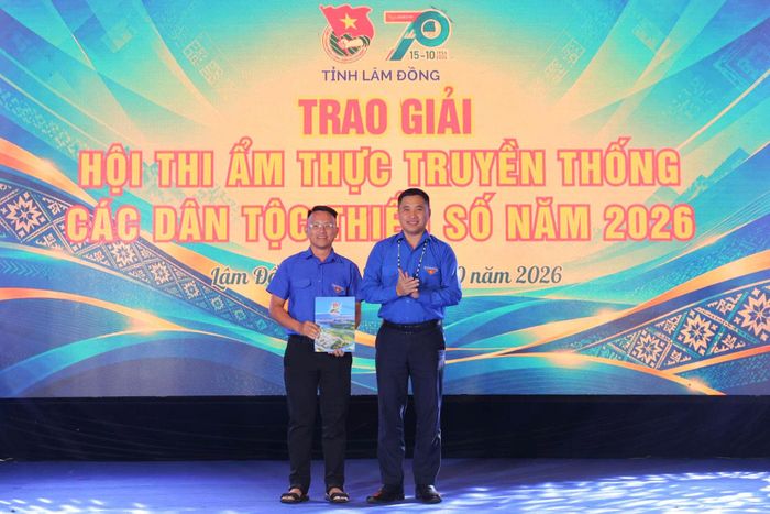 Ủy viên Ban Chấp hành Trung ương Đoàn, Tỉnh ủy viên, Phó Chủ tịch Ủy ban MTTQ Việt Nam tỉnh, Bí thư Tỉnh Đoàn Trương Minh Quang (bên phải) trao giải Nhất cho Cụm số 2