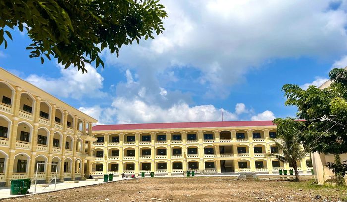 Khu phòng học của Trường Phổ thông Dân tộc nội trú THPT Bình Thuận, khu vực phía Đông được xây mới