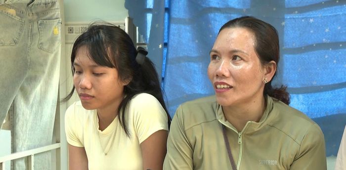Mang Ngọc Nhi, học sinh lớp 10, dân tộc Chơ Ro, ở xã Suối Kiết và mẹ